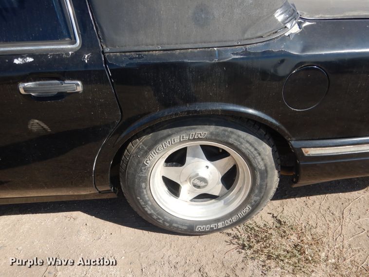 image for item HU9292 1995 Lincoln Town Car  limousine