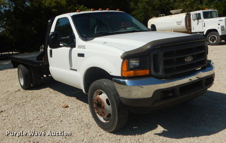image for item JG9063 2001 Ford F550 Super Duty XL  flatbed truck