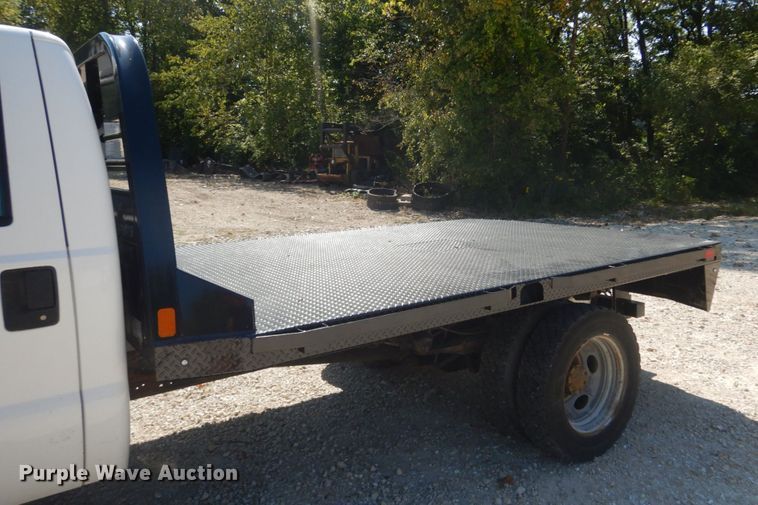 image for item JG9063 2001 Ford F550 Super Duty XL  flatbed truck