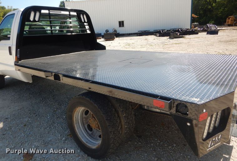 image for item JG9063 2001 Ford F550 Super Duty XL  flatbed truck