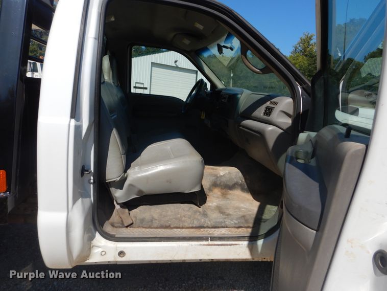 image for item JG9063 2001 Ford F550 Super Duty XL  flatbed truck