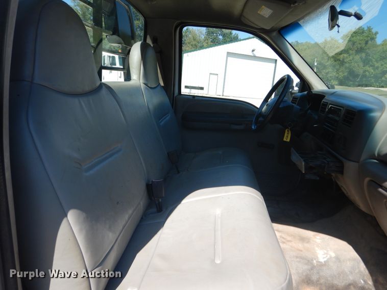 image for item JG9063 2001 Ford F550 Super Duty XL  flatbed truck