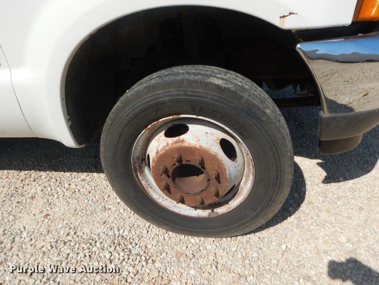 image for item JG9063 2001 Ford F550 Super Duty XL  flatbed truck