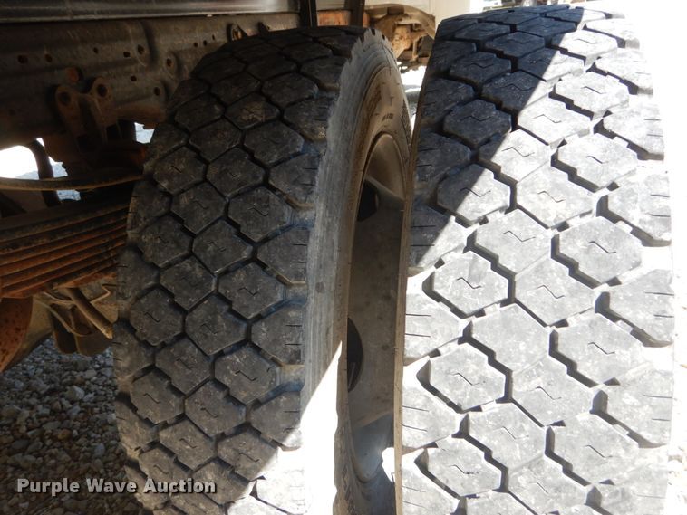 image for item JG9063 2001 Ford F550 Super Duty XL  flatbed truck