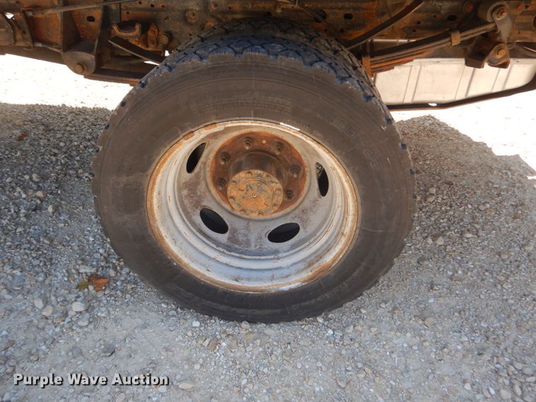 image for item JG9063 2001 Ford F550 Super Duty XL  flatbed truck