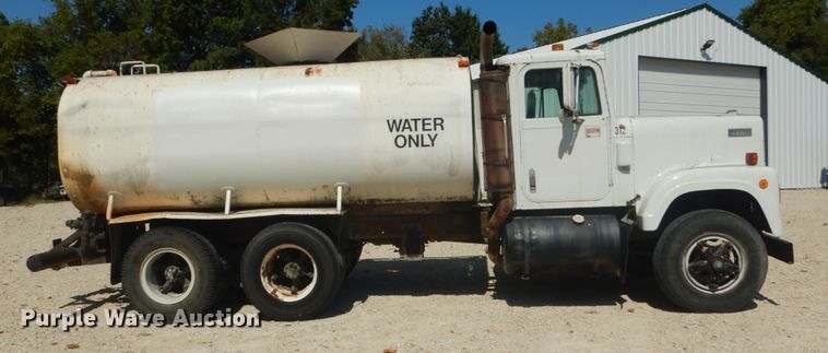 image for item JG9064 1972 International 4700  water truck