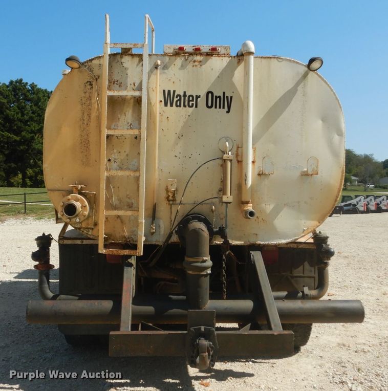 image for item JG9064 1972 International 4700  water truck