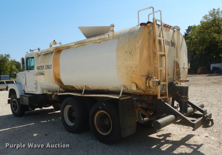 image for item JG9064 1972 International 4700  water truck