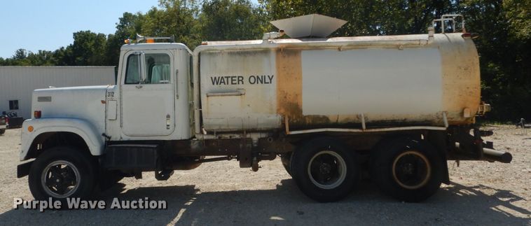 image for item JG9064 1972 International 4700  water truck