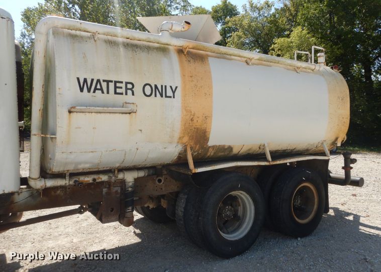 image for item JG9064 1972 International 4700  water truck