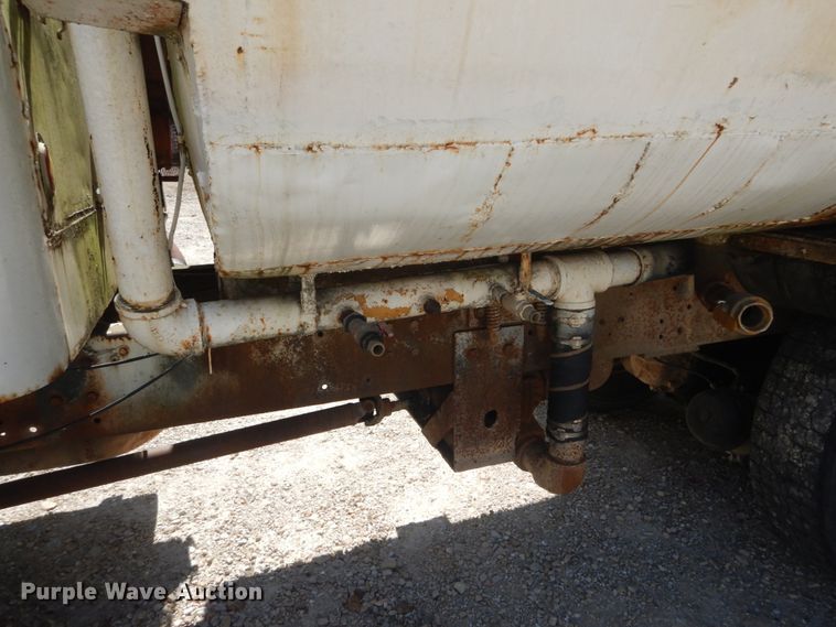 image for item JG9064 1972 International 4700  water truck