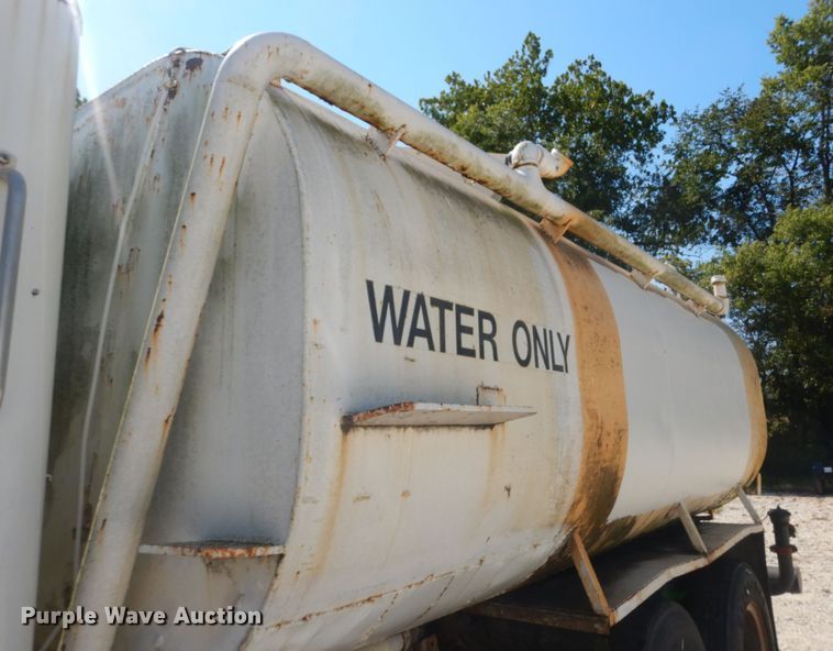 image for item JG9064 1972 International 4700  water truck