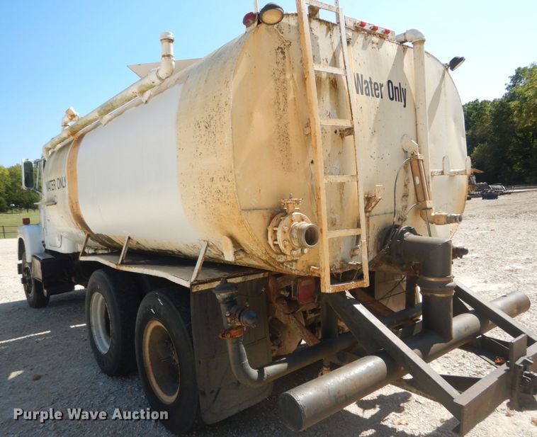 image for item JG9064 1972 International 4700  water truck