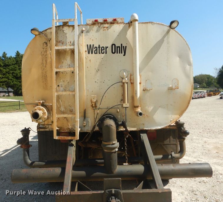 image for item JG9064 1972 International 4700  water truck