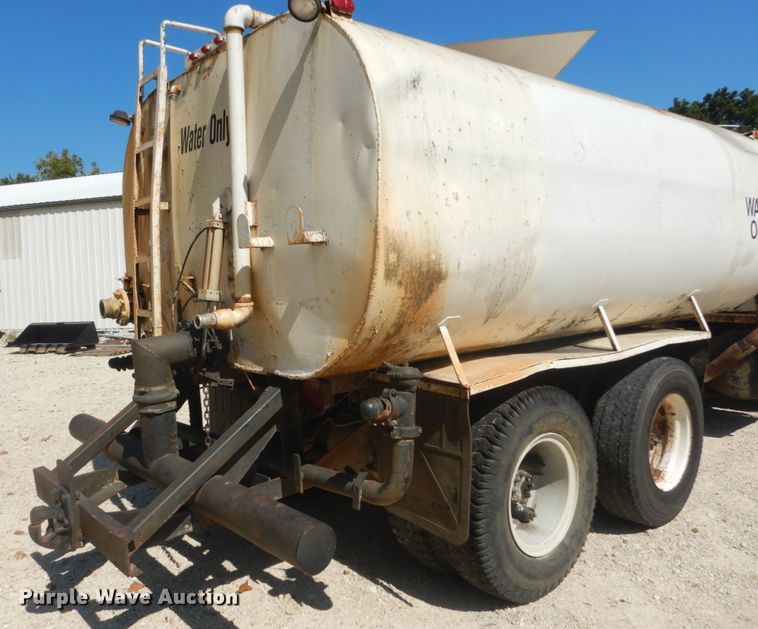 image for item JG9064 1972 International 4700  water truck