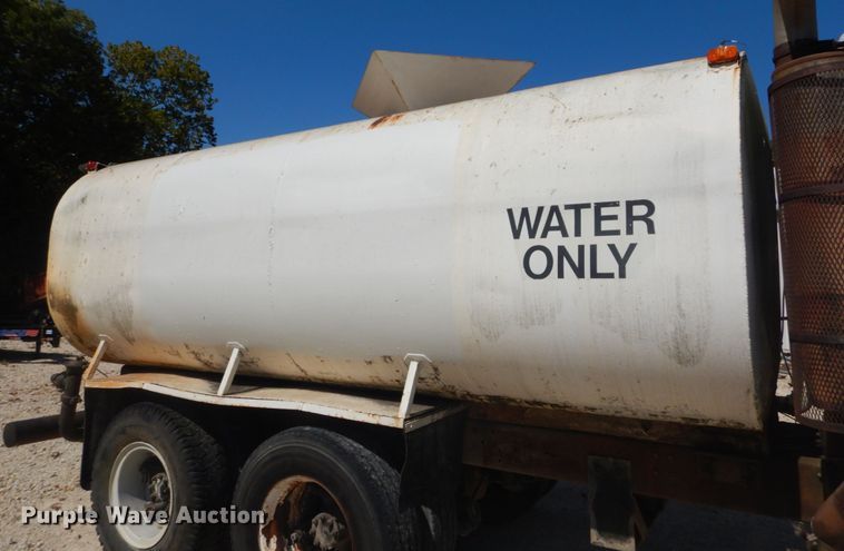 image for item JG9064 1972 International 4700  water truck