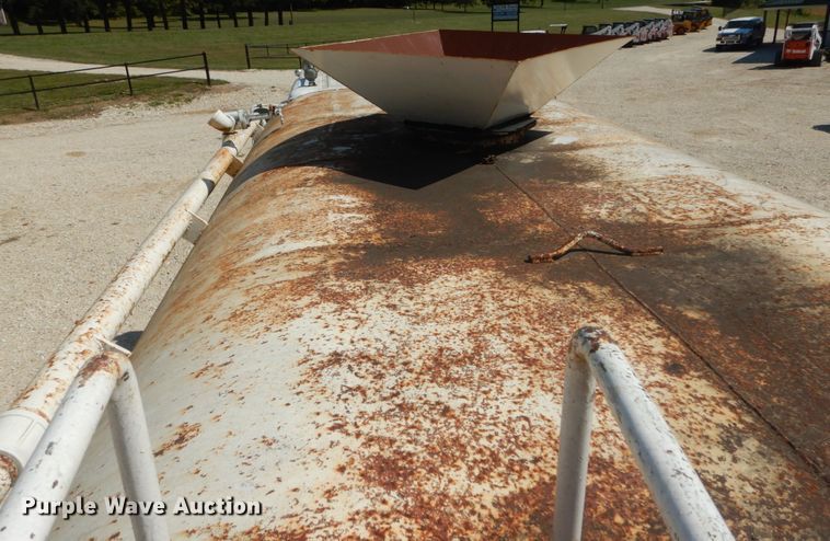 image for item JG9064 1972 International 4700  water truck