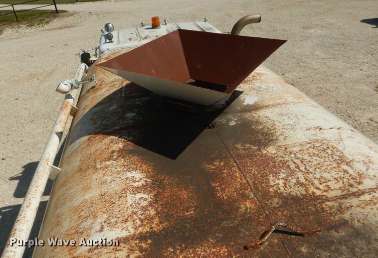 image for item JG9064 1972 International 4700  water truck