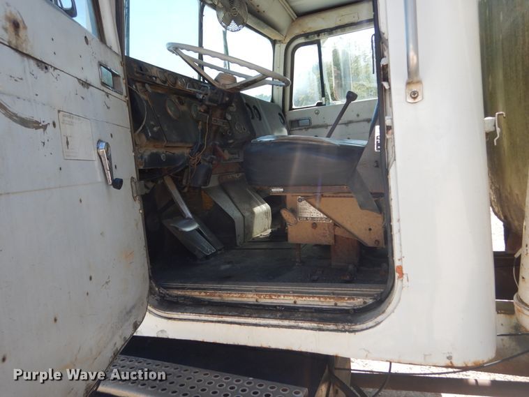 image for item JG9064 1972 International 4700  water truck