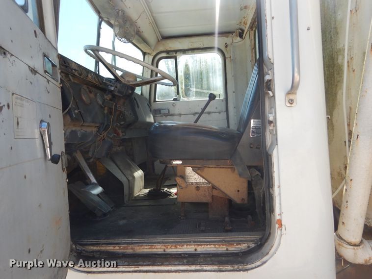 image for item JG9064 1972 International 4700  water truck