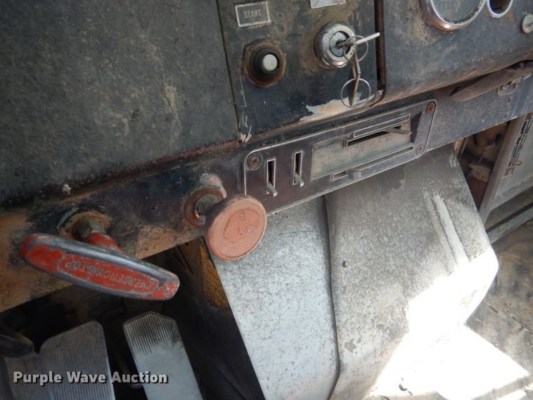 image for item JG9064 1972 International 4700  water truck