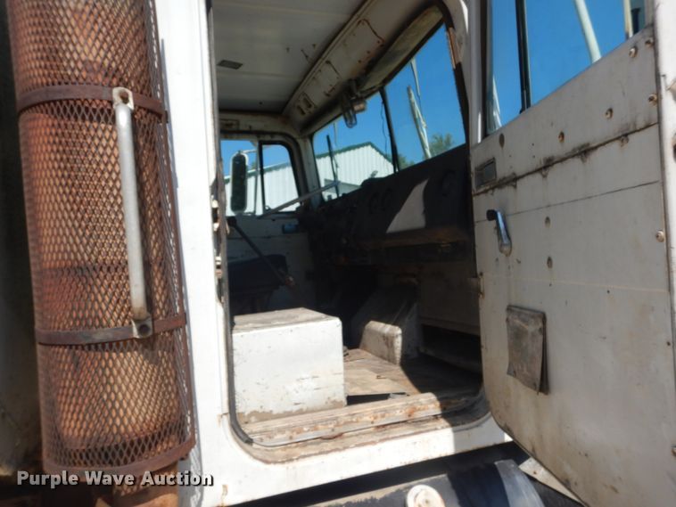 image for item JG9064 1972 International 4700  water truck