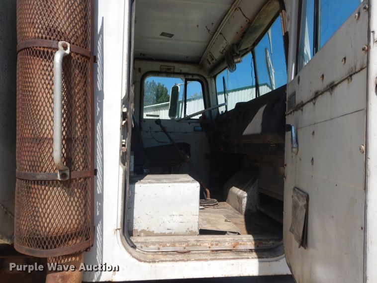 image for item JG9064 1972 International 4700  water truck