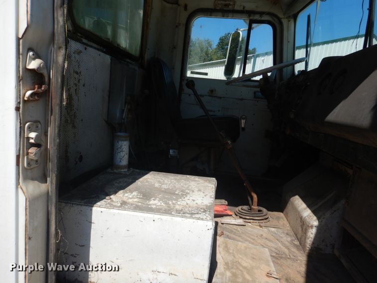 image for item JG9064 1972 International 4700  water truck