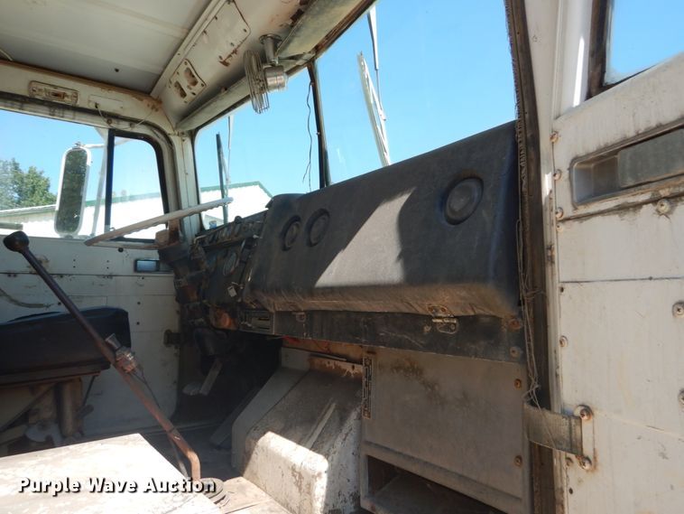 image for item JG9064 1972 International 4700  water truck