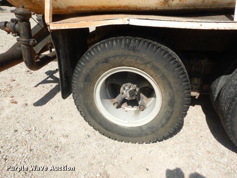 image for item JG9064 1972 International 4700  water truck