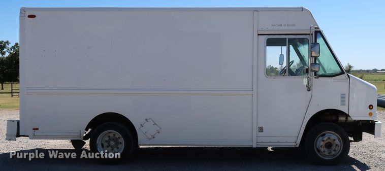 image for item JP9382 1997 Freightliner MT45  delivery truck