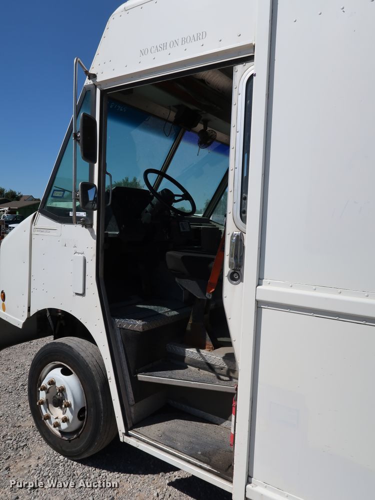 image for item JP9382 1997 Freightliner MT45  delivery truck