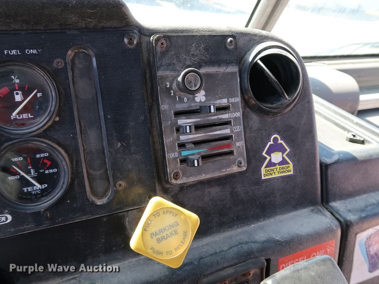 image for item JP9382 1997 Freightliner MT45  delivery truck