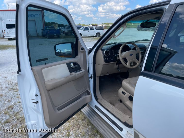 image for item JQ9554 2005 Ford Expedition  SUV