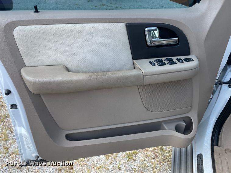 image for item JQ9554 2005 Ford Expedition  SUV