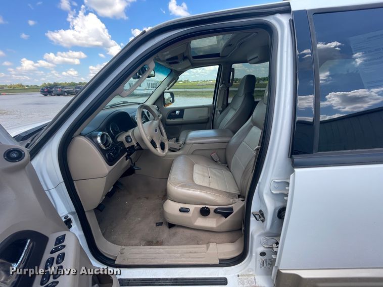 image for item JQ9554 2005 Ford Expedition  SUV