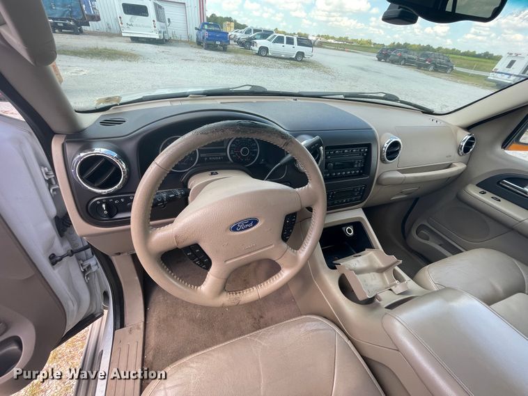 image for item JQ9554 2005 Ford Expedition  SUV