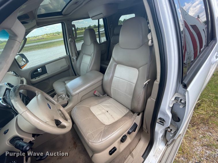 image for item JQ9554 2005 Ford Expedition  SUV