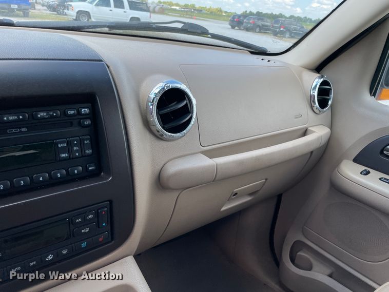 image for item JQ9554 2005 Ford Expedition  SUV