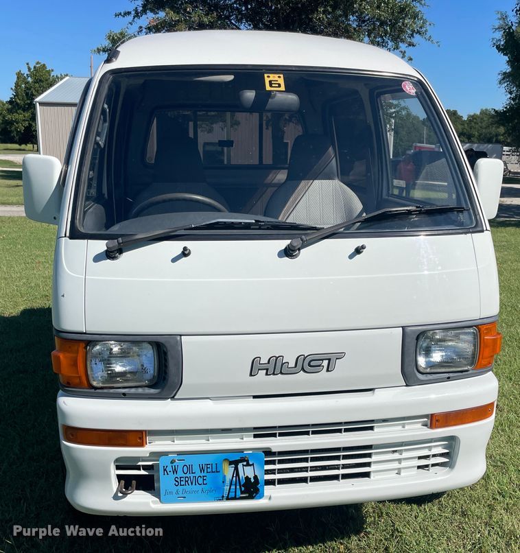 image for item JQ9632 1994 Daihatsu HiJet  Crew Cab mini truck