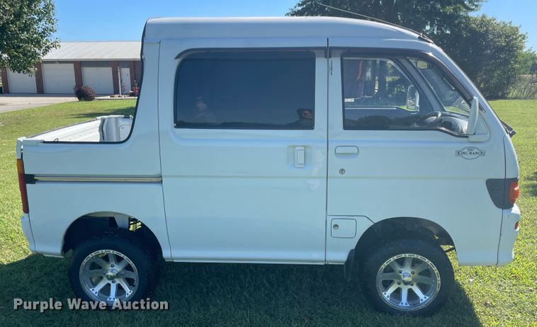 image for item JQ9632 1994 Daihatsu HiJet  Crew Cab mini truck