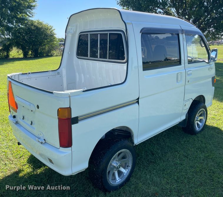 image for item JQ9632 1994 Daihatsu HiJet  Crew Cab mini truck