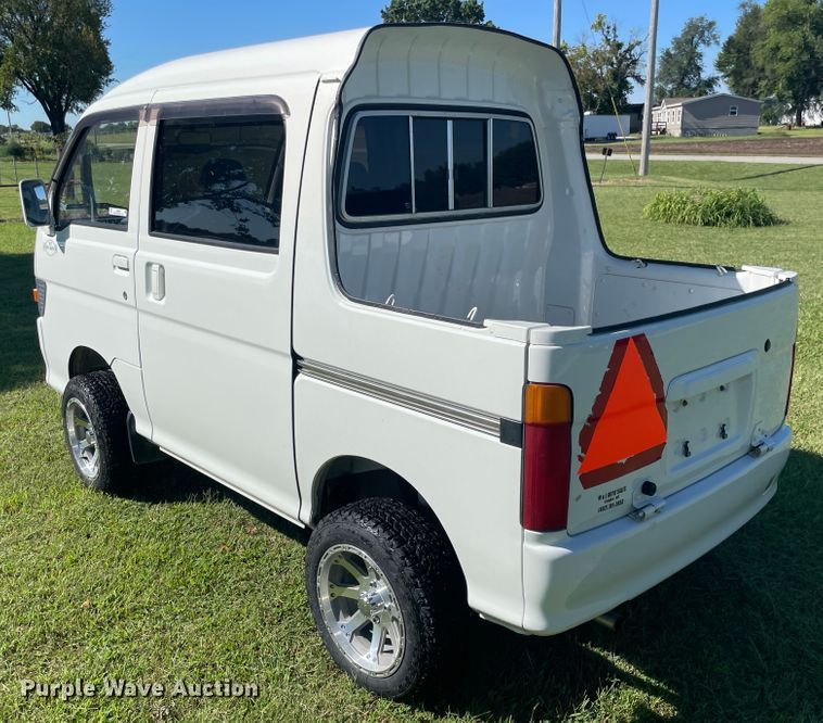 image for item JQ9632 1994 Daihatsu HiJet  Crew Cab mini truck