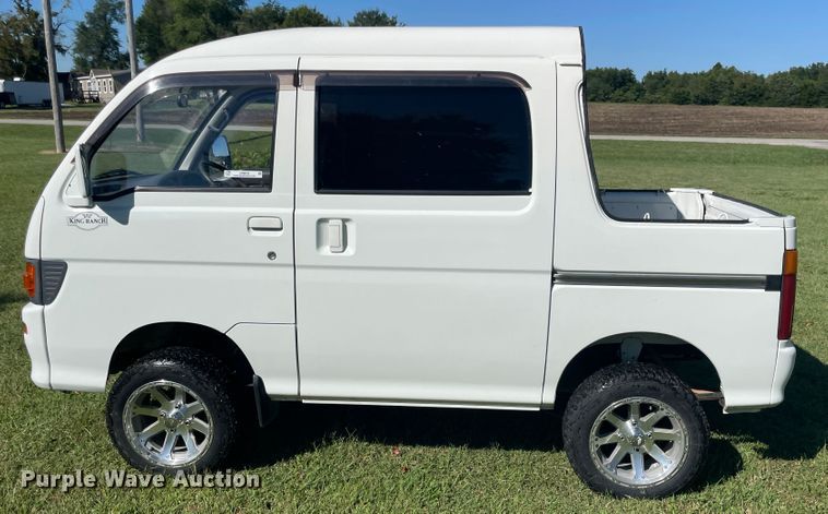 image for item JQ9632 1994 Daihatsu HiJet  Crew Cab mini truck