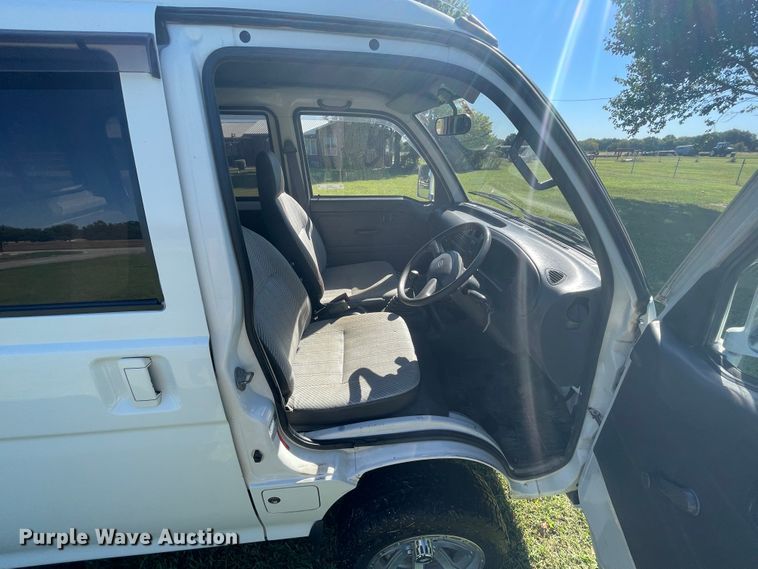 image for item JQ9632 1994 Daihatsu HiJet  Crew Cab mini truck