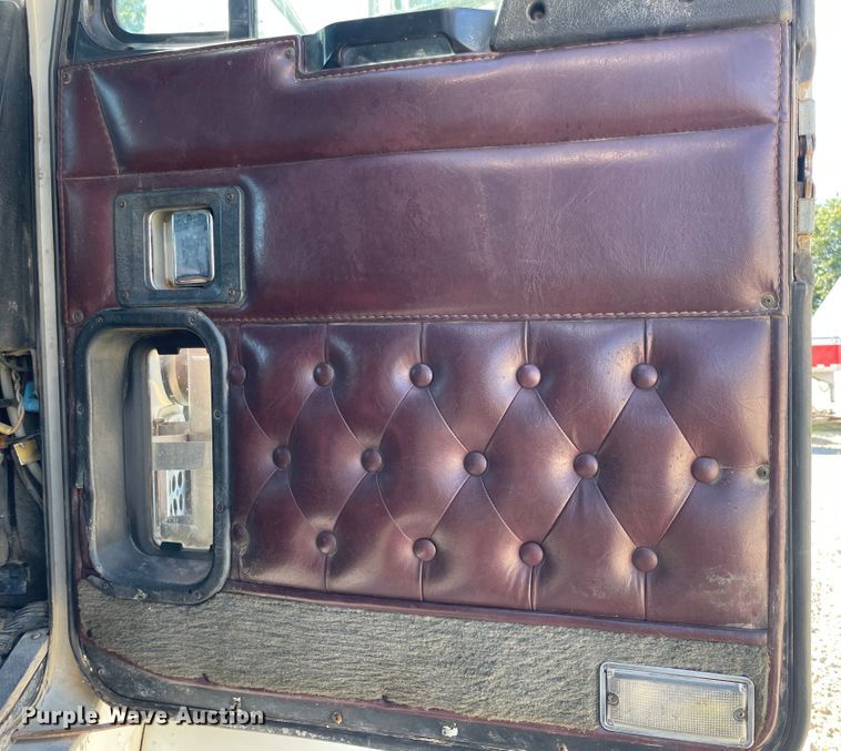 image for item JQ9633 1996 Kenworth T800  winch truck