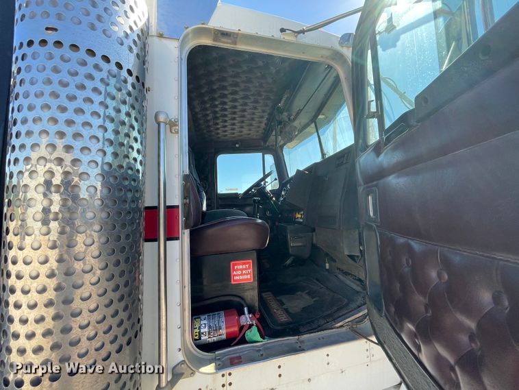 image for item JQ9633 1996 Kenworth T800  winch truck