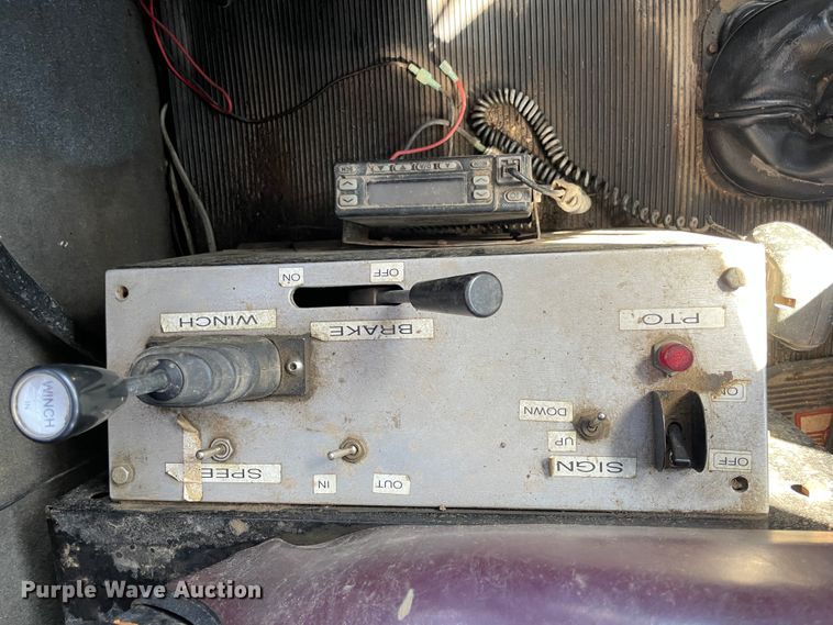 image for item JQ9633 1996 Kenworth T800  winch truck