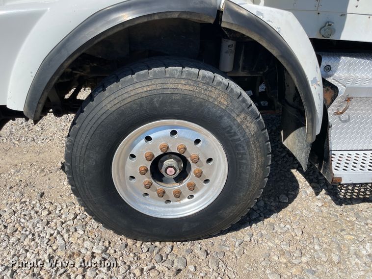 image for item JQ9633 1996 Kenworth T800  winch truck