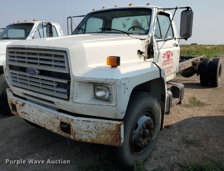 image for item KK9290 1987 Ford F800  truck cab and chassis